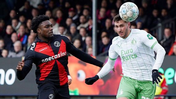 Santiago Giménez liga cinco partidos sin gol en Eredivisie