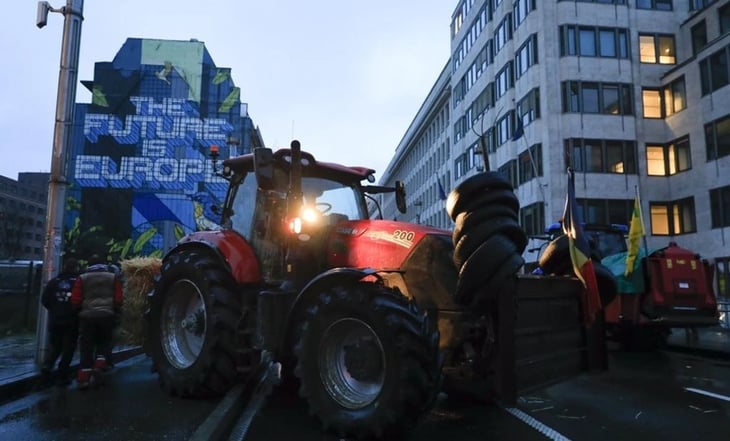 Agricultores chocan con la policía junto a la sede de la UE en nueva demostración de fuerza
