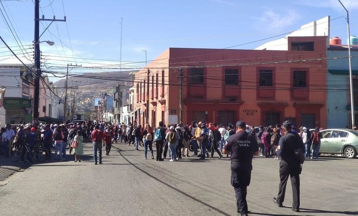 Sección 22 del SNTE bloquea carreteras en Oaxaca, ante visita de AMLO a Salina Cruz