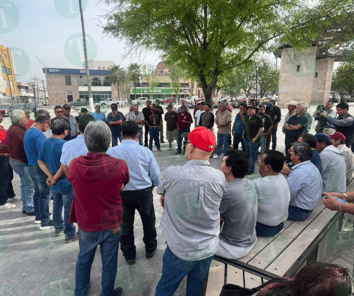 Extrabajadores de AHMSA continúan reuniéndose en la Plaza Principal 