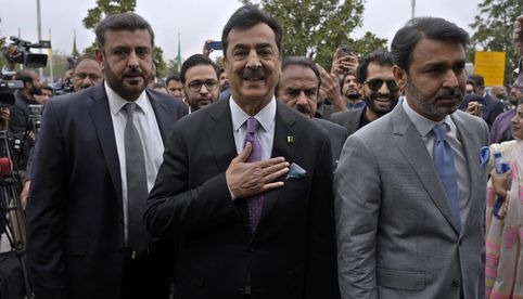 Parlamentarios juran cargo en Pakistán entre protestas de aliados de Imran Khan