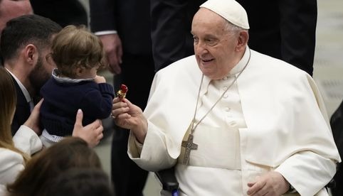 Obispo español critica bromas sobre el papa
