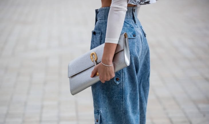 Los baggy jeans son la base para crear outfits relajados, pero elegantes, para primavera