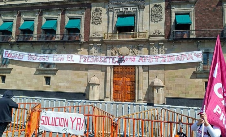 Manifestantes exigen diálogo con AMLO por caso Ayotzinapa