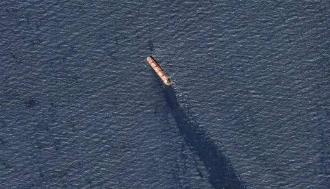 Un buque atacado por los hutíes se hunde en el mar Rojo, según el gobierno del Yemen