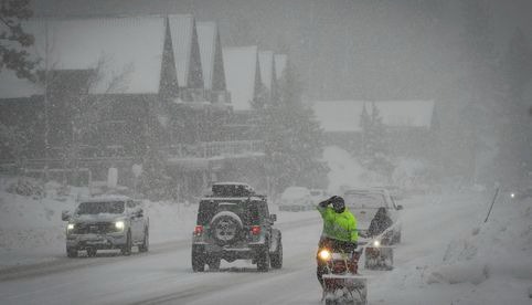 Tormenta en California y Nevada cierra la interestatal y arroja nieve sobre las montañas