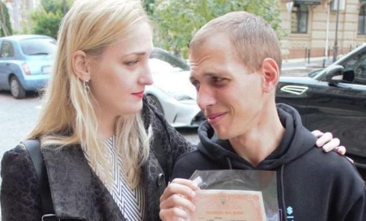 Soldado ucraniano amputado y ciego que se mantuvo vivo gracias a la voz de su esposa