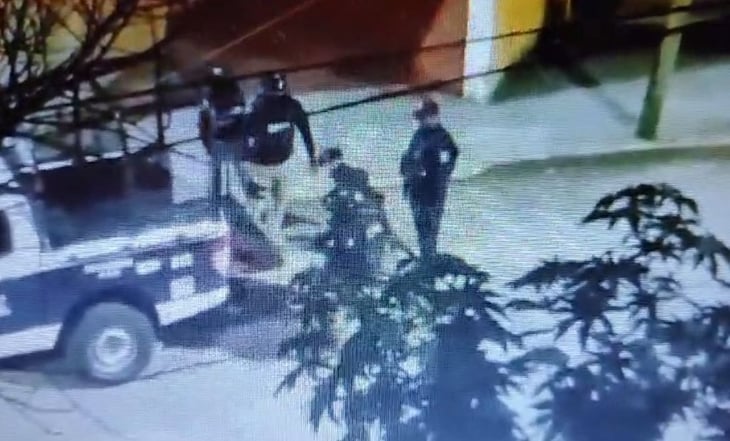 Captan a policías municipales golpeando a una persona en Xalapa, Veracruz; fueron suspendidos