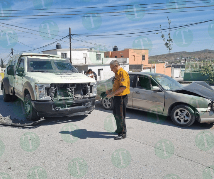 Camión de valores choca auto en cruce de la Obrera Sur 