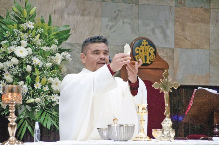 Párroco Omar Ordoñez con el don de sanación llega a la Sagrada Familia