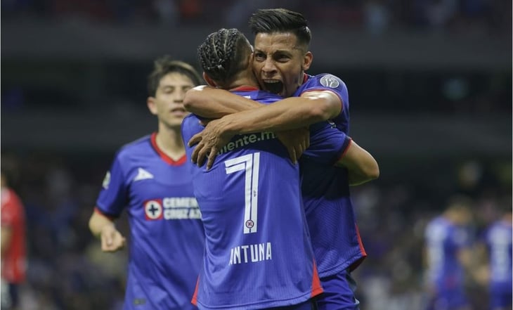 Cruz Azul derrota de forma contundente a Chivas en el Azteca