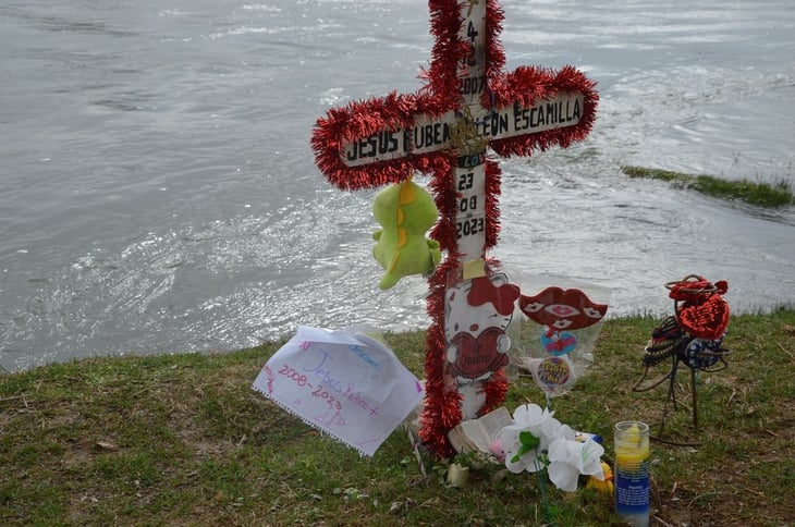 Una cruz a orillas del Bravo es el único recuerdo de jovencito