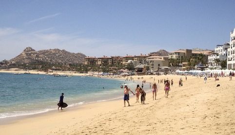 Turistas son rescatados en playas de Mazatlán debido a corrientes peligrosas