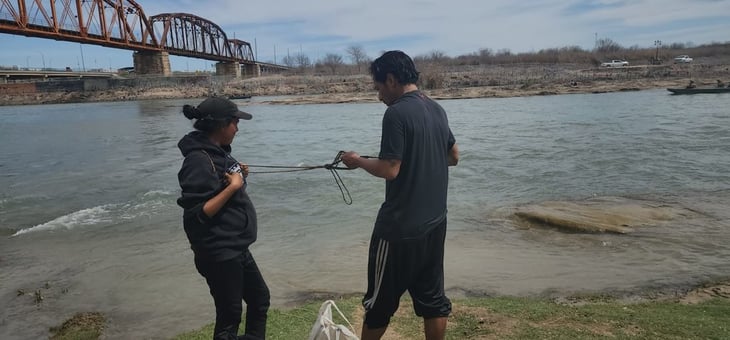 Migrantes continúan exponiendo su vida al cruzar el Río Bravo