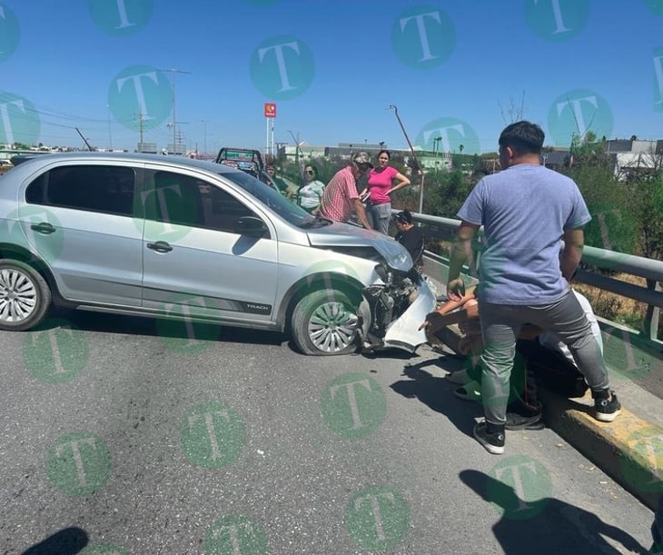 Mujer estrella su auto contra muro de puente del bulevar Pape