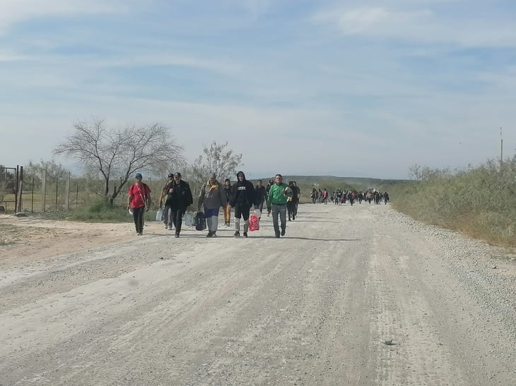 Migrantes buscan otras rutas y la ayuda de 'polleros' para ir a EU