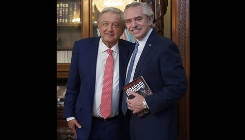 AMLO regala a Alberto Fernández su libro '¡Gracias!' en su visita a Palacio Nacional