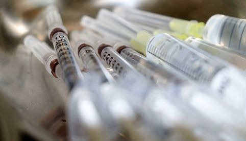Hombre recibe más de 200 vacunas contra Covid