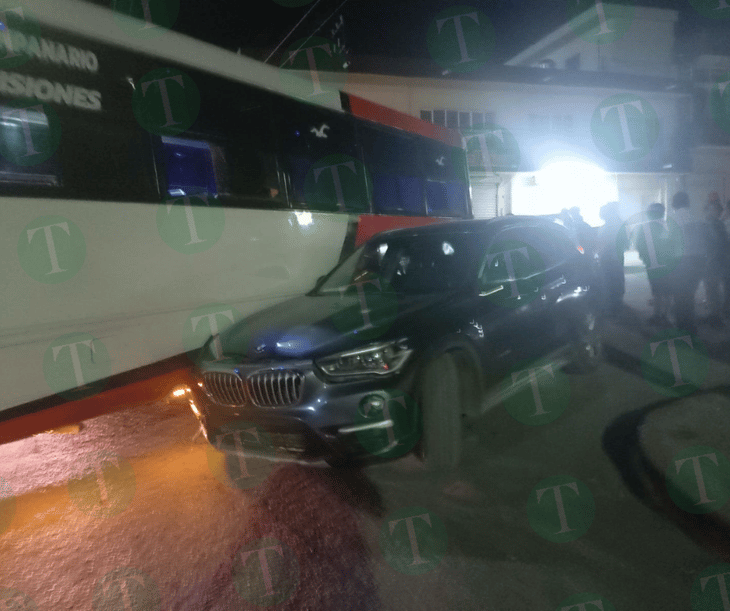 Apresurado conductor choca contra camión en la Zona Centro de Monclova