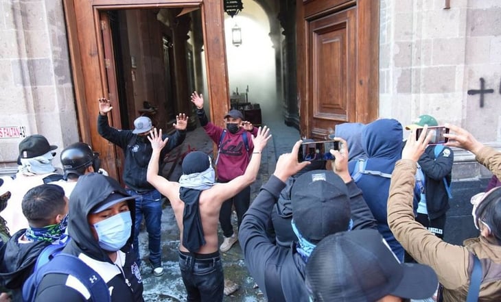 ¿Qué piden los normalistas de Ayotzinapa, ante portazo en Palacio Nacional y manifestaciones?