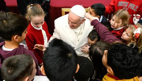 Papa Francisco pide hacer de la Iglesia 'un lugar cada vez más seguro para los menores'