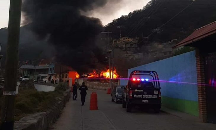 Explosión en casa habitación por almacenamiento de huachicol sacude el centro de Omitlán, Hidalgo