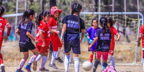 Chicas Unidas: Un espacio seguro para las niñas que aman el futbol