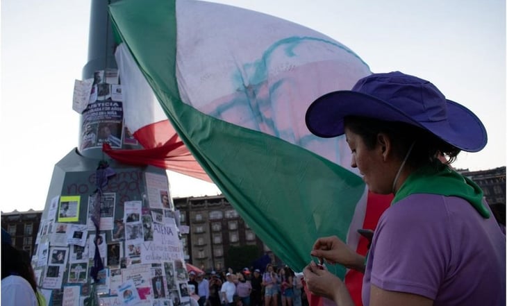 Feministas Colocan Bandera Tricolor en el Zócalo: 'La Patria es de Todas y Todos