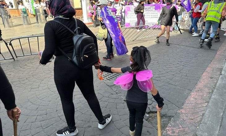 Marcha 8M. 'Las Niñas también luchan'; madres llevan a sus hijas a la marcha en Edomex