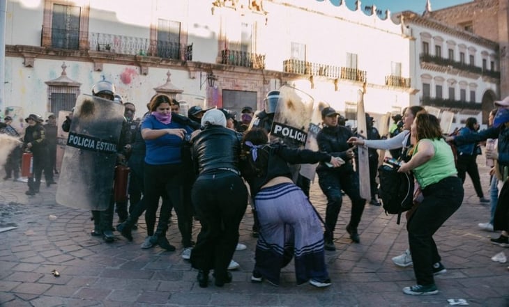 Policías detienen a feministas en Zacatecas después de la Marcha 8M