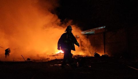 Incendio consume bodega de plásticos en Culiacán