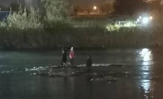 Rescatan a 10 migrantes que quedaron varados en el río Bravo