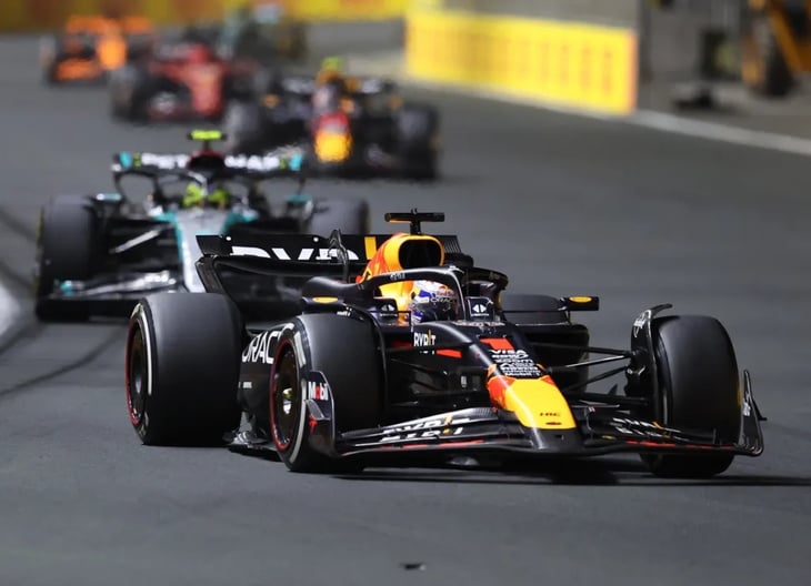 Gana Verstappen en Arabia y “Checo” completa otro doblete de Red Bull