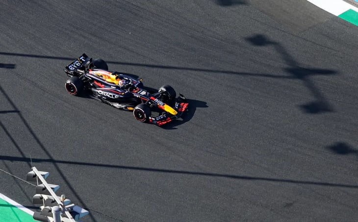 Domina Verstappen el último libre en Yeda, sin Sainz; Checo fue tercero y Alonso, sexto