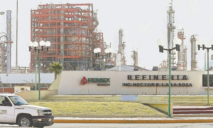 AMLO pide a Pemex informar de emisiones en refinería de Cadereyta
