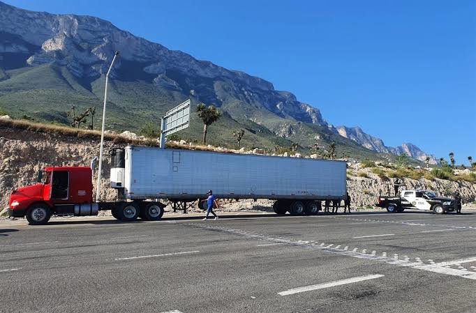 FGR asegura tráiler que transportaba 200 migrantes en Saltillo; se dirigía a Monterrey 