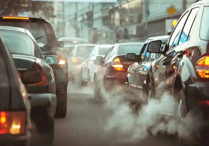 La contaminación de los coches acelera el envejecimiento