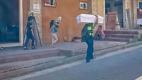Padre cargando por las calles el ataúd de su bebé se hace viral