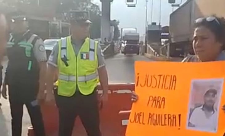 Familiares de un joven detenido bloquean la autopista Puebla-Veracruz; exigen su liberación