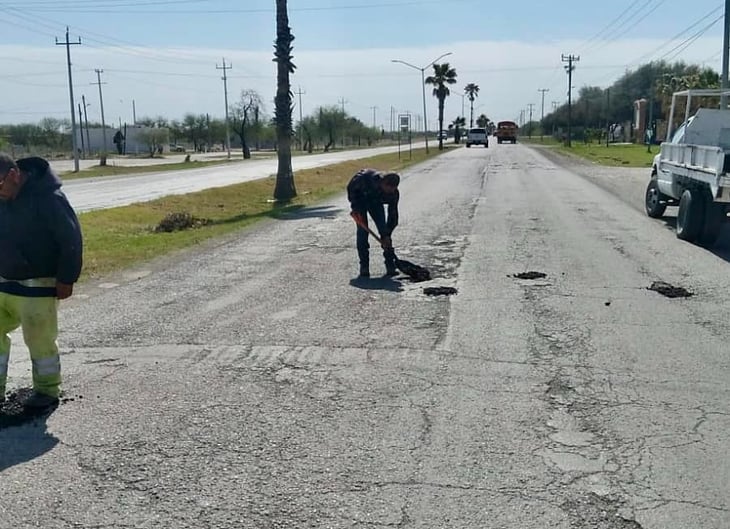 Reparación de baches en la carretera Morelos-Allende