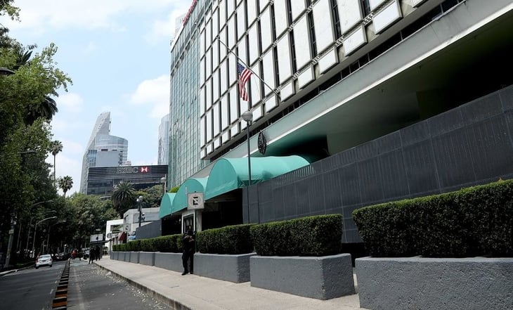 Embajada de EU en México responde a críticas sobre encuesta de qué es el autoritarismo