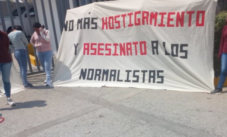 Protestan a las afueras de la FGR en Tuxtla Gutiérrez por muerte de normalista de Ayotzinapa