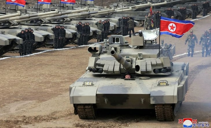 Kim Jong-un supervisa ejercicios militares con un nuevo tipo de tanque que también conduce