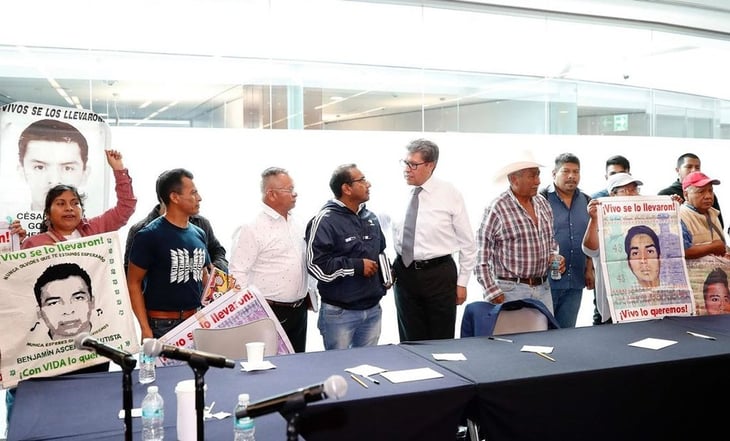  AMLO reacciona tras reunión de Monreal con familiares de normalistas de Ayotzinapa
