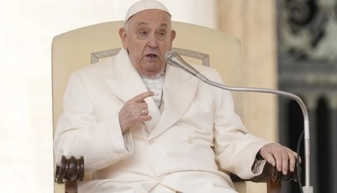Papa Francisco dice que le dan 'lástima' los curas españoles que rezan por su muerte