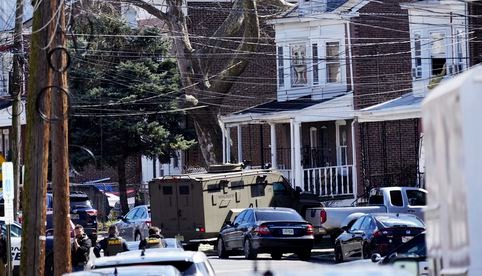 Después de matar a 3 personas en Philadelphia, sospechoso tendría rehenes en Nueva Jersey