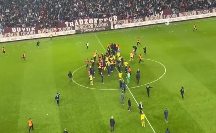 Aficionados del Trabzonspor y jugadores del Fenerbahçe se enganchan en brutal pelea