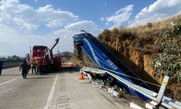 Vuelca autobús en la autopista México-Puebla; reportan 2 muertos y 15 heridos