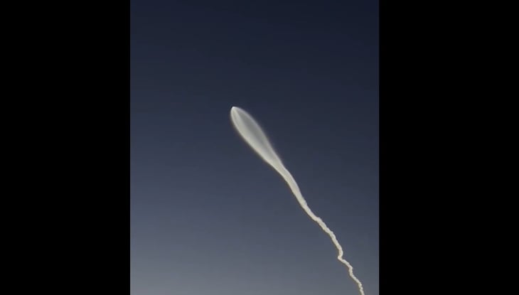 ¿Ovnis? No, fue el lanzamiento del Falcon 9 de SpaceX que iluminó el cielo