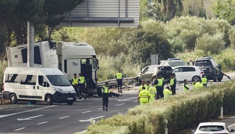 Choca camión contra un control policial en España y deja 6 muertos